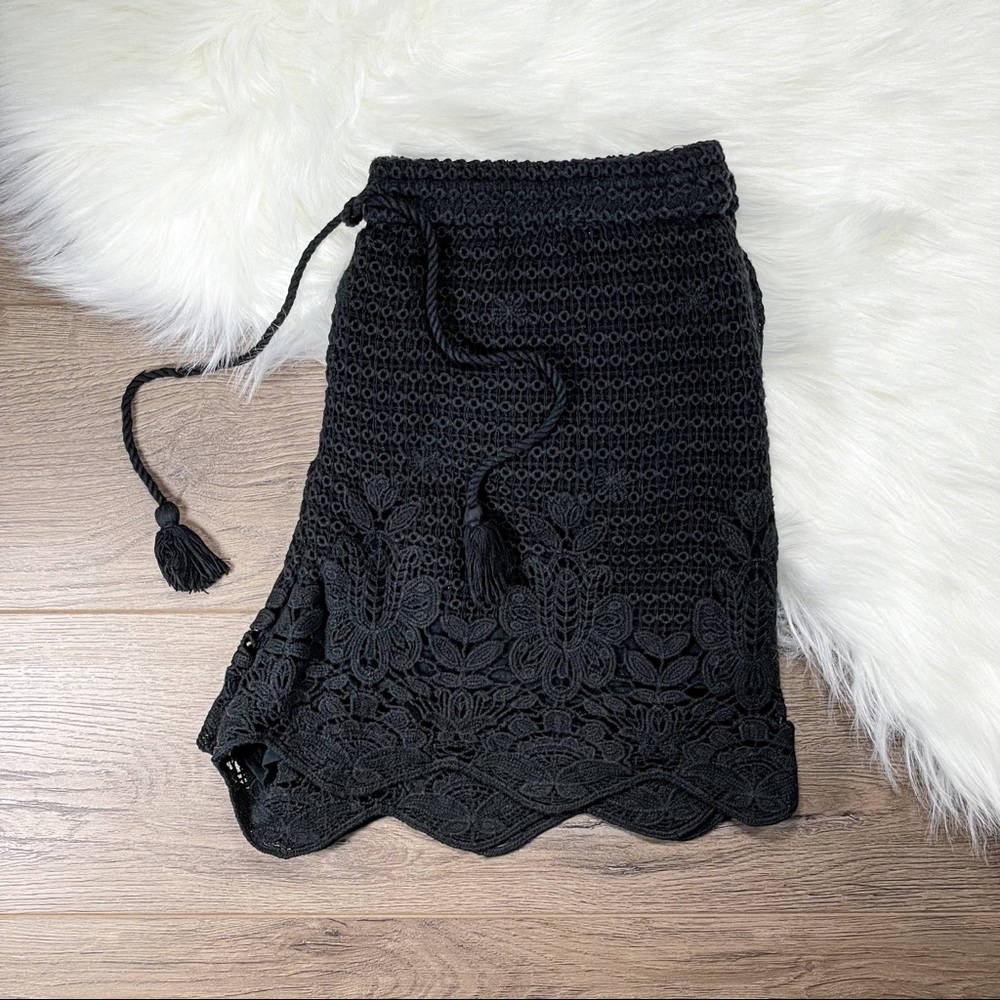 A&F | High-Rise Crochet Scalloped Hem Short